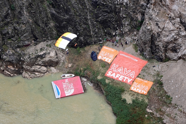 500 metreden atlarken "taş, kağıt, makas" oynadılar