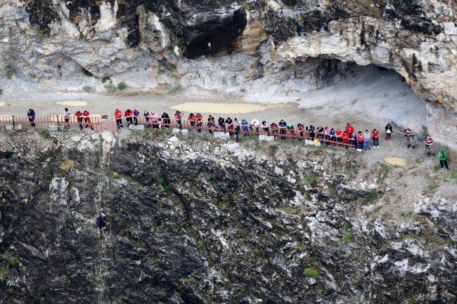 500 metreden atlarken "taş, kağıt, makas" oynadılar