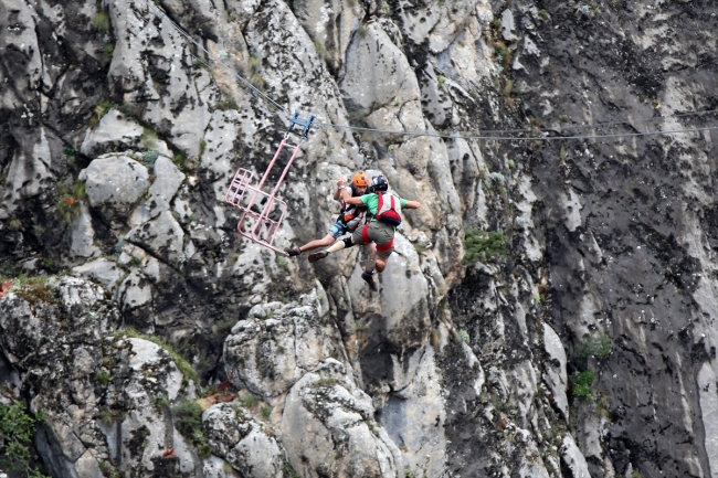500 metreden atlarken "taş, kağıt, makas" oynadılar