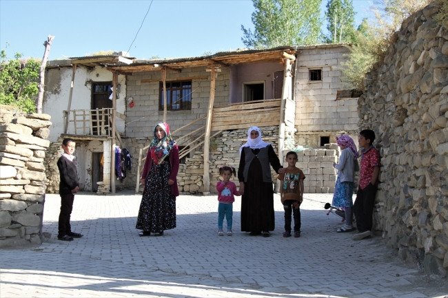 Terörden kaçtıkları köye dönerek genç çiftçi oldular