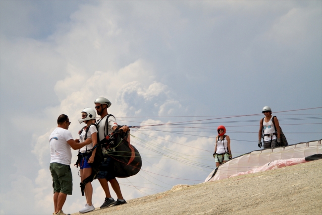 Bayramda 2 bin kişi Babadağ'da yamaç paraşütü yaptı