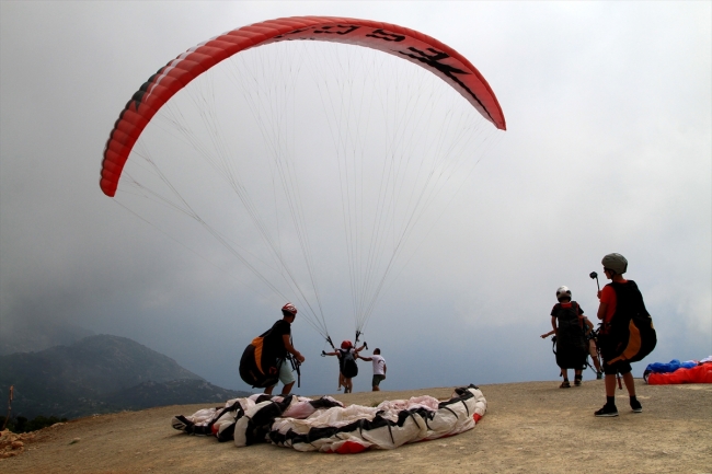 Bayramda 2 bin kişi Babadağ'da yamaç paraşütü yaptı