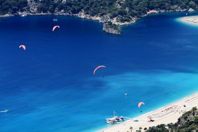 Bayramda 2 bin kişi Babadağ'da yamaç paraşütü yaptı