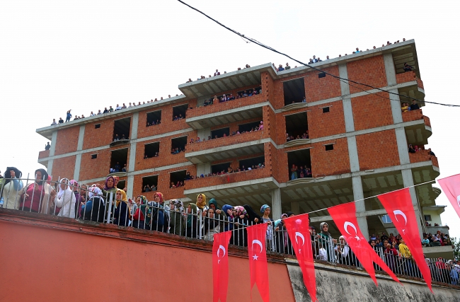 Siirt ve Şırnak şehitlerini binler son yolculuğuna uğurladı