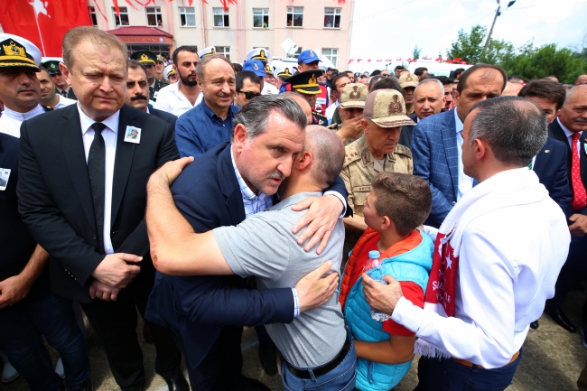 Siirt ve Şırnak şehitlerini binler son yolculuğuna uğurladı