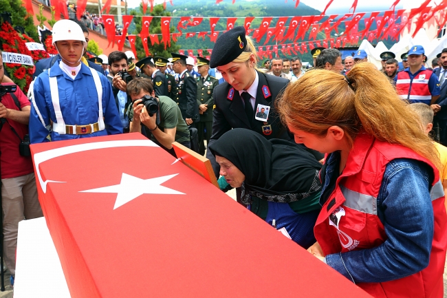 Siirt ve Şırnak şehitlerini binler son yolculuğuna uğurladı
