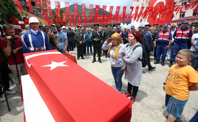 Siirt ve Şırnak şehitlerini binler son yolculuğuna uğurladı