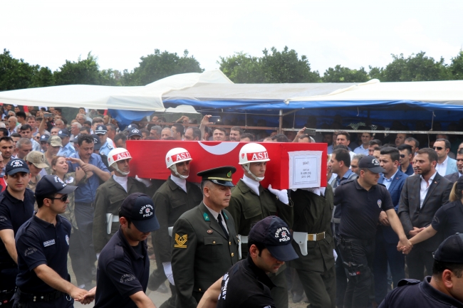 Siirt ve Şırnak şehitlerini binler son yolculuğuna uğurladı