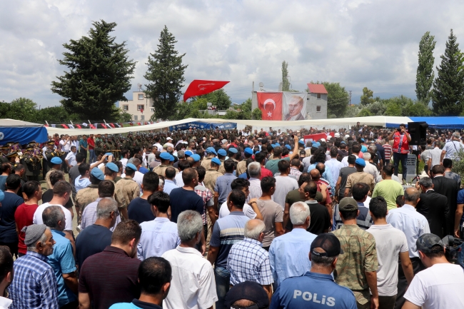 Siirt ve Şırnak şehitlerini binler son yolculuğuna uğurladı