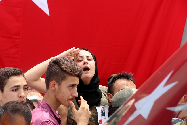 Siirt ve Şırnak şehitlerini binler son yolculuğuna uğurladı