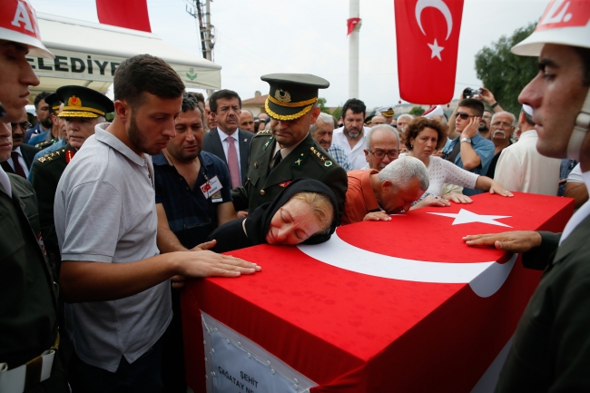 Siirt ve Şırnak şehitlerini binler son yolculuğuna uğurladı