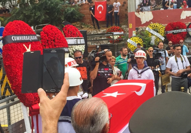 Siirt ve Şırnak şehitlerini binler son yolculuğuna uğurladı