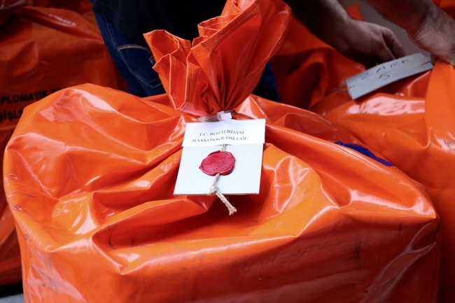 Hollanda'da kullanılan oylar Türkiye'ye gönderilmek üzere yola çıktı