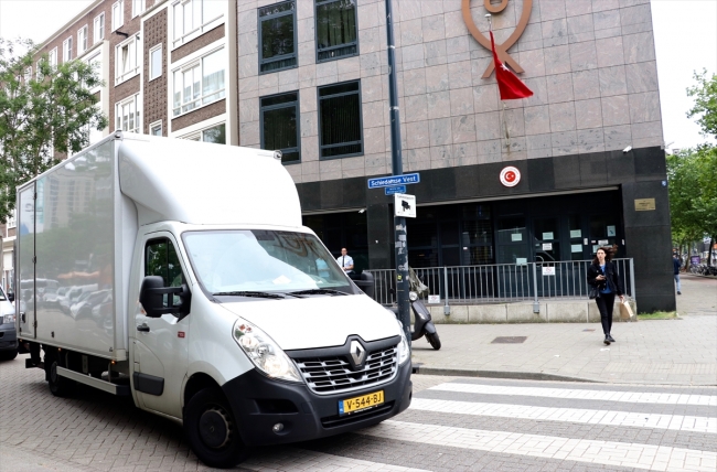 Hollanda'da kullanılan oylar Türkiye'ye gönderilmek üzere yola çıktı