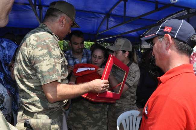 Siirt ve Şırnak şehitlerini binler son yolculuğuna uğurladı
