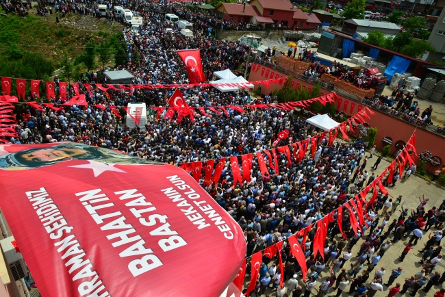 Siirt ve Şırnak şehitlerini binler son yolculuğuna uğurladı