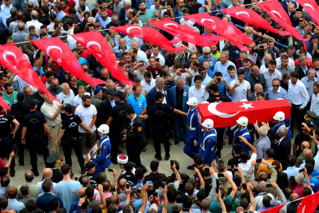 Siirt ve Şırnak şehitlerini binler son yolculuğuna uğurladı