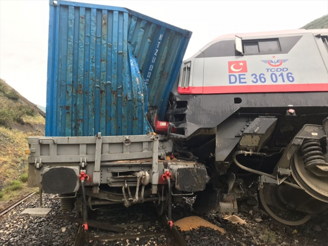 Erzincan'da yük treni raydan çıktı