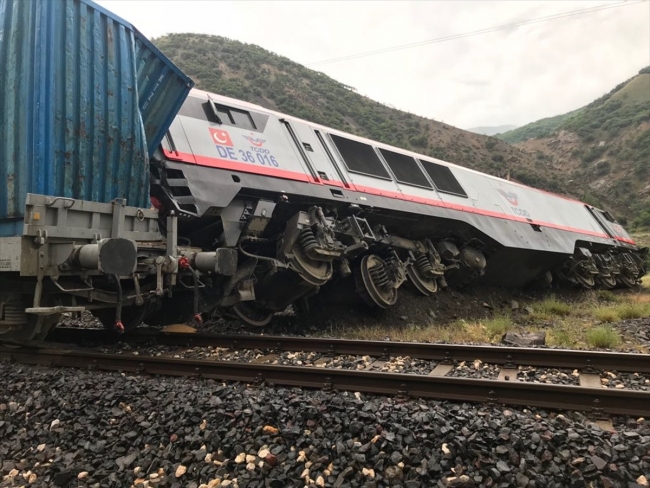 Erzincan'da yük treni raydan çıktı