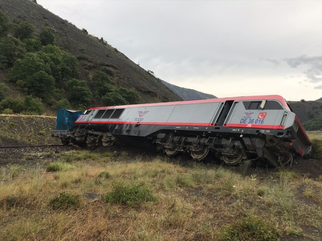 Erzincan'da yük treni raydan çıktı
