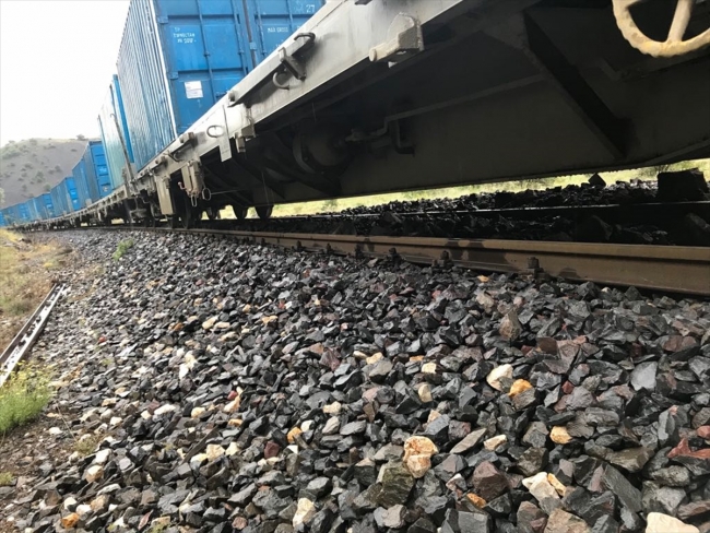 Erzincan'da yük treni raydan çıktı