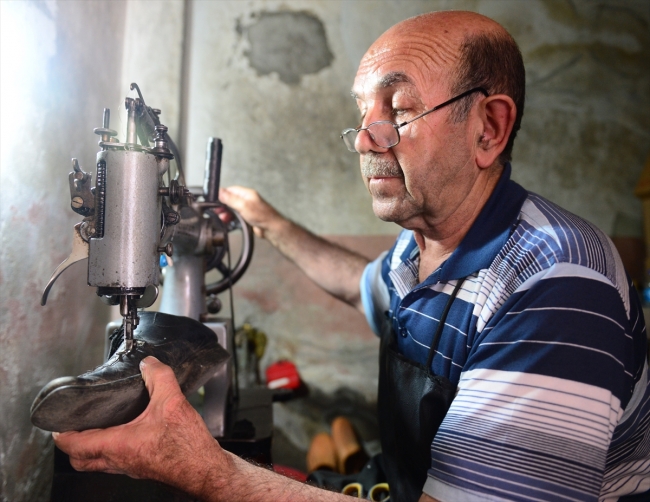 10 metrekarelik dükkanında 52 yıldır ayakkabı yapıyor
