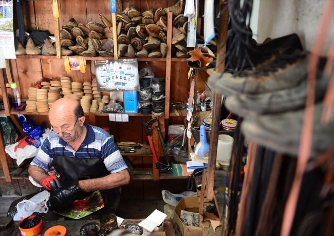 10 metrekarelik dükkanında 52 yıldır ayakkabı yapıyor