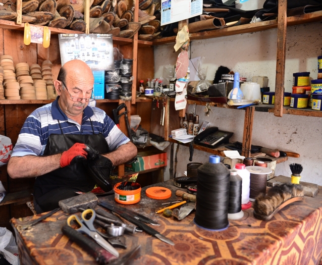 10 metrekarelik dükkanında 52 yıldır ayakkabı yapıyor