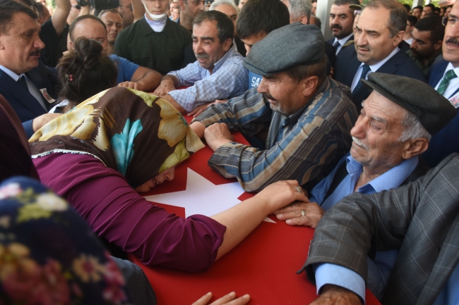 Şehit cenazesinde Kılıçdaroğlu’nun çelengi parçalandı