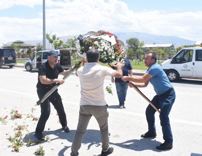 Şehit cenazesinde Kılıçdaroğlu’nun çelengi parçalandı