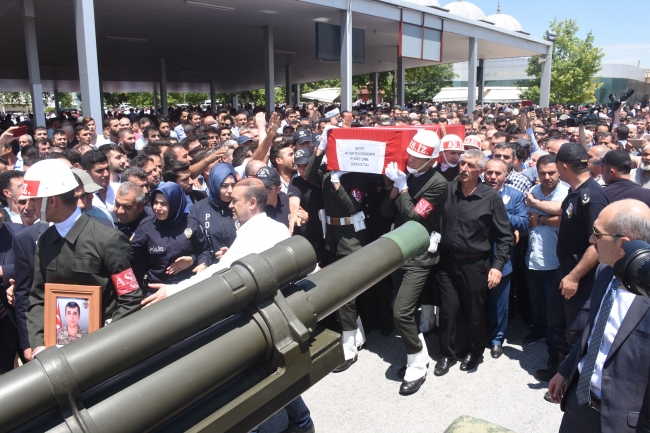 Şehit cenazesinde Kılıçdaroğlu’nun çelengi parçalandı