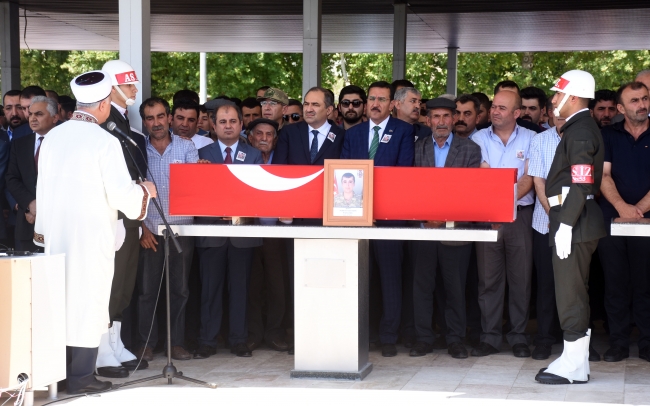 Şehit cenazesinde Kılıçdaroğlu’nun çelengi parçalandı