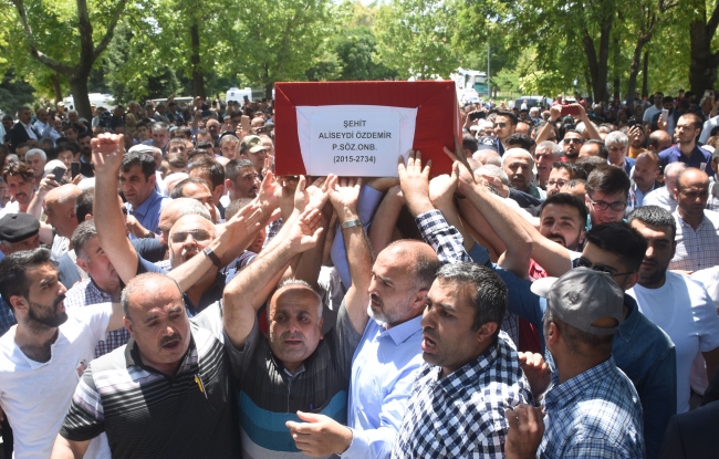 Şehit cenazesinde Kılıçdaroğlu’nun çelengi parçalandı