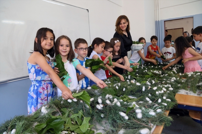 İpek böcekleri yetiştiren çocuklar tatilde de sorumluluklarını yerine getiriyor