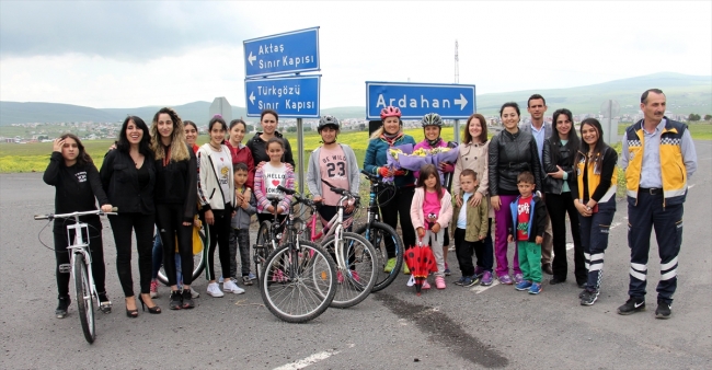 Kadın bisikletçilere dikkat çekmek için pedal çeviriyorlar