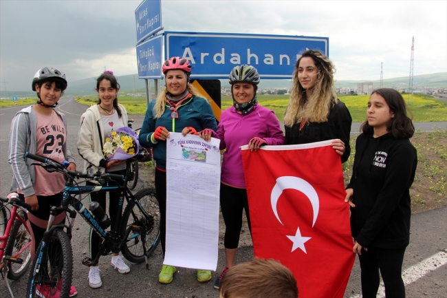 Kadın bisikletçilere dikkat çekmek için pedal çeviriyorlar