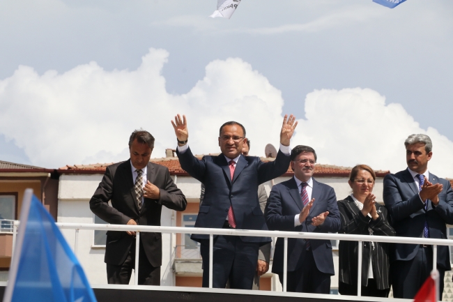 Başbakan Yardımcısı Bozdağ: FETÖ'nün ne kadar artığı varsa Erdoğan kaybetsin diye kapı kapı geziyor