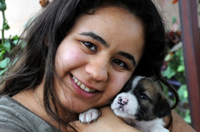 Yağmurda kalan yavru köpekleri Erkayıran ailesi sahiplendi