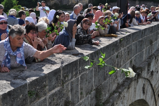 Bosna Savaşı'nda öldürülenler için Drina Nehri'ne gül bırakıldı
