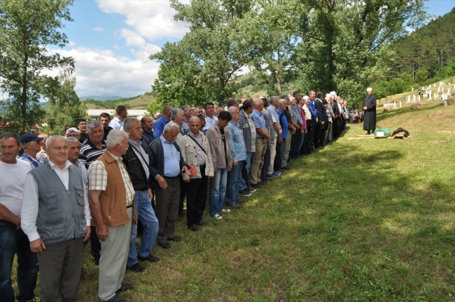 Bosna Savaşı'nda öldürülenler için Drina Nehri'ne gül bırakıldı