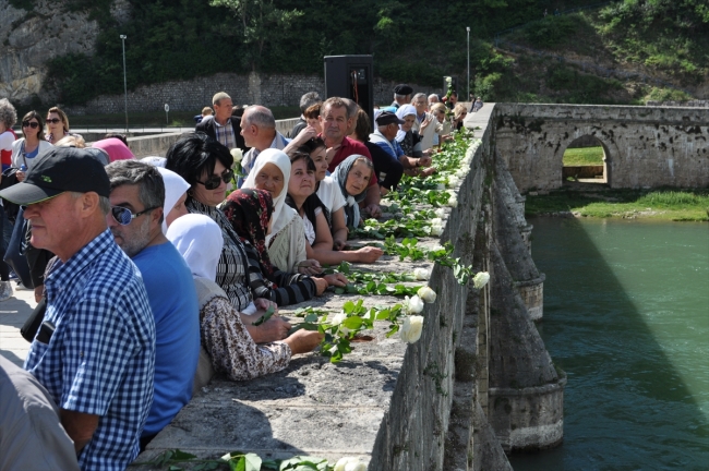Bosna Savaşı'nda öldürülenler için Drina Nehri'ne gül bırakıldı
