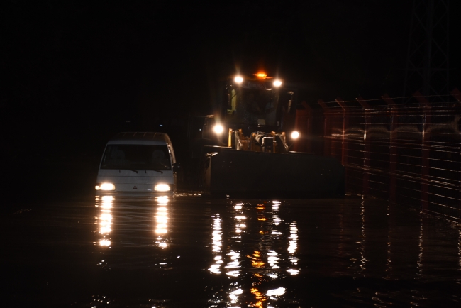 Bartın'da sağanak yağmur sonrası ev ve iş yerlerini su bastı