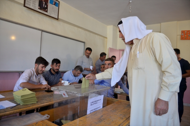 Yöresel kıyafetlerle oy kullanmaya gittiler