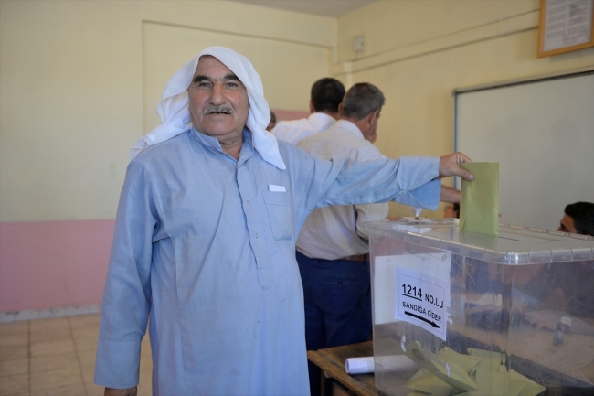 Yöresel kıyafetlerle oy kullanmaya gittiler