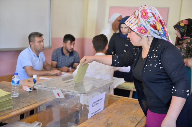 Yöresel kıyafetlerle oy kullanmaya gittiler