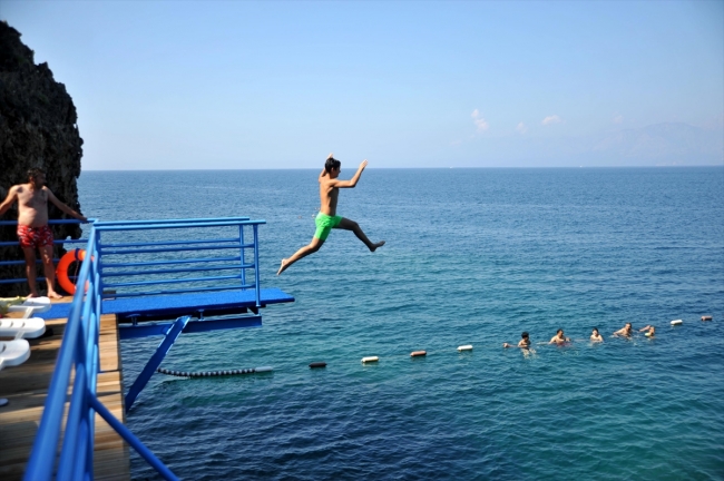 Antalya'da seçim nedeniyle sahiller boş kaldı