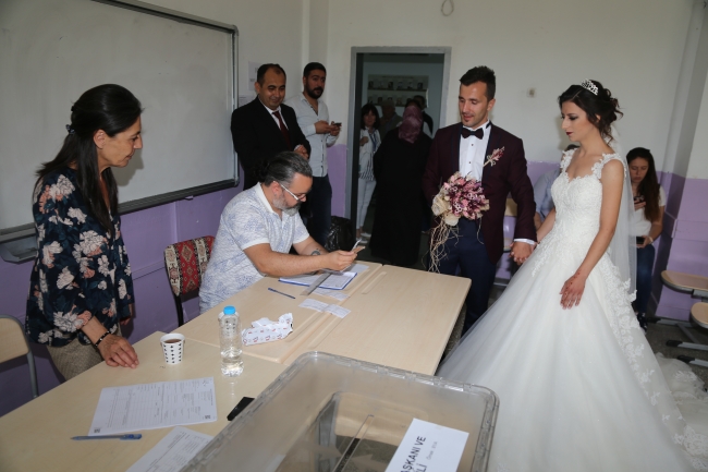 Düğünden önce gelinlikleriyle oy kullanmaya gittiler