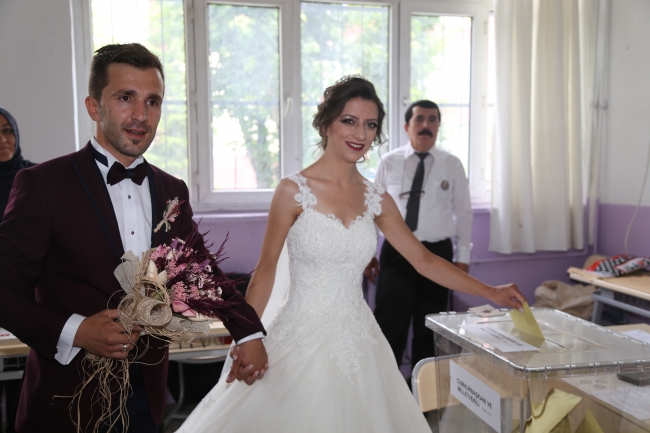 Düğünden önce gelinlikleriyle oy kullanmaya gittiler
