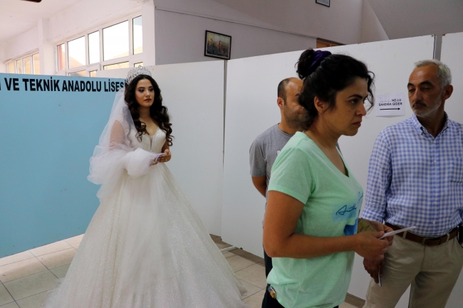 Düğünden önce gelinlikleriyle oy kullanmaya gittiler