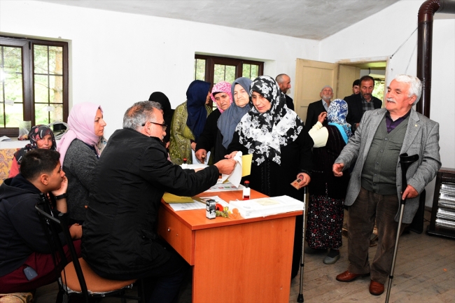 15 seçmenli köyde oy kullanma işlemi yarım saatte bitti
